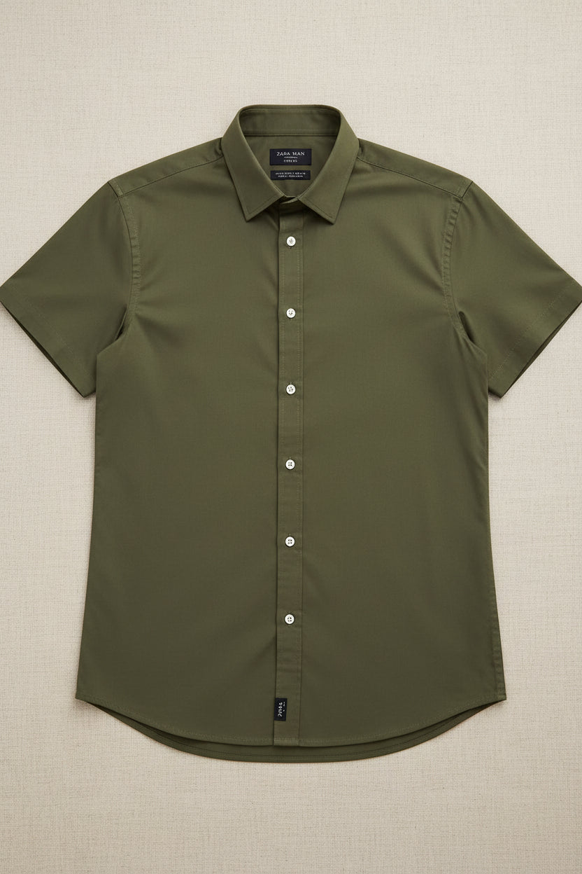 Camisa FURY de FITTERS ORIGINALS en color olivo, manga corta, estilo slim fit, vista frontal para caballero.