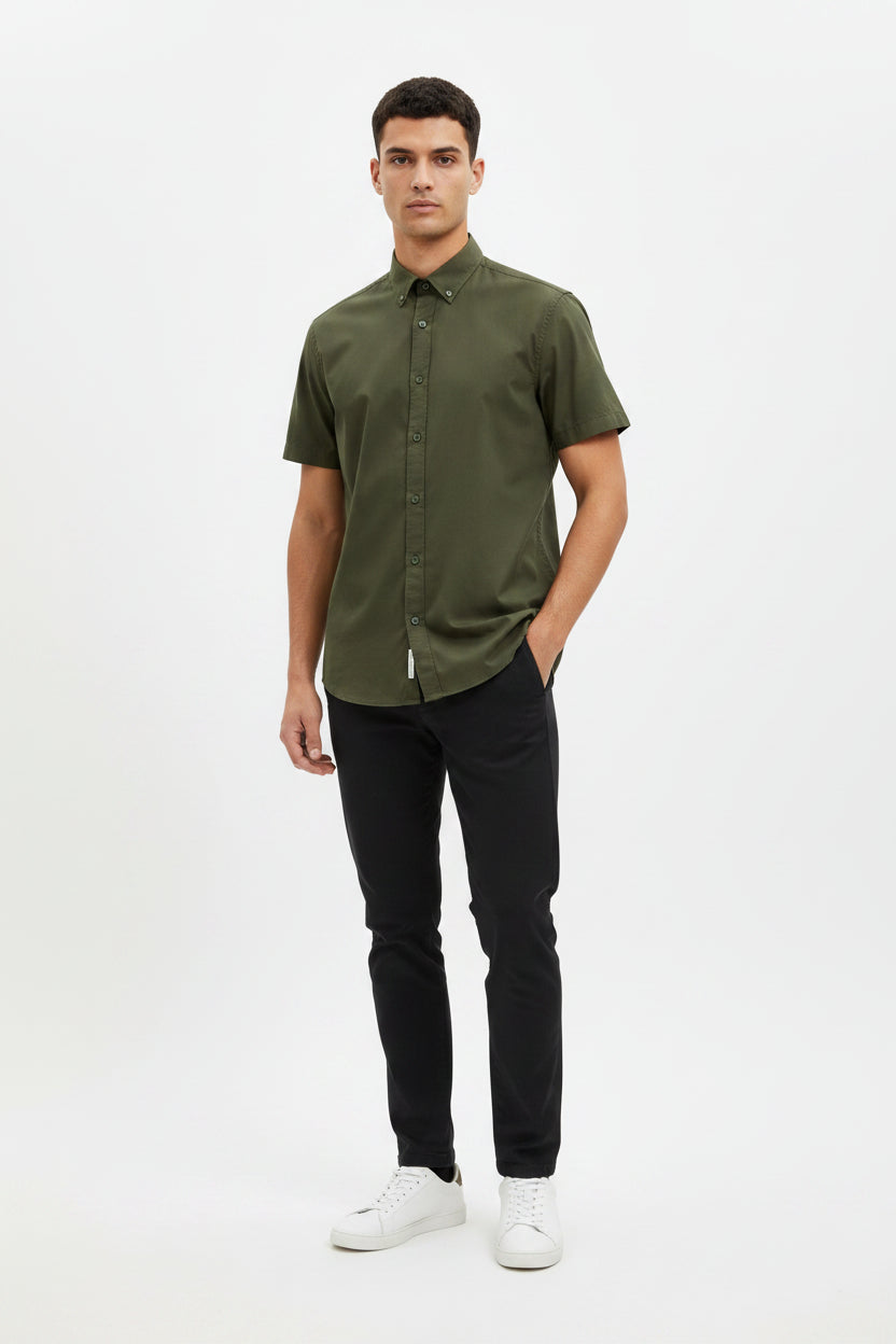 Camisa FURY de FITTERS ORIGINALS en color oliva, manga corta y corte slim fit, vista frontal en fondo blanco.