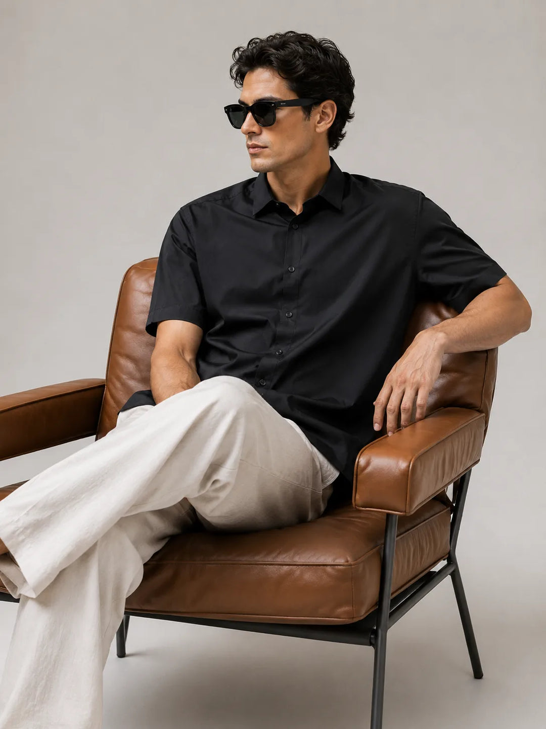 Camisa FURY negra de manga corta slim fit para caballero, de la marca FITTERS ORIGINALS, muestra detalles de tela y ajuste.