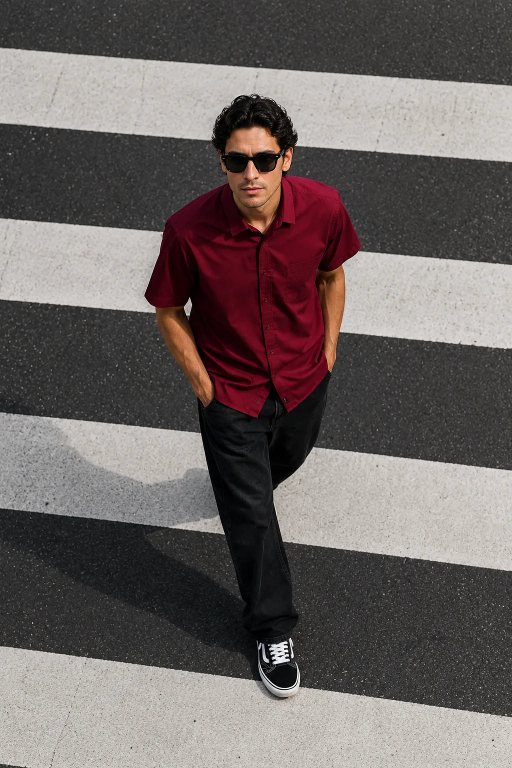 Camisa de manga corta slim fit de FITTERS ORIGINALS en color vino, diseñada para caballeros, estilo moderno y ajustado.