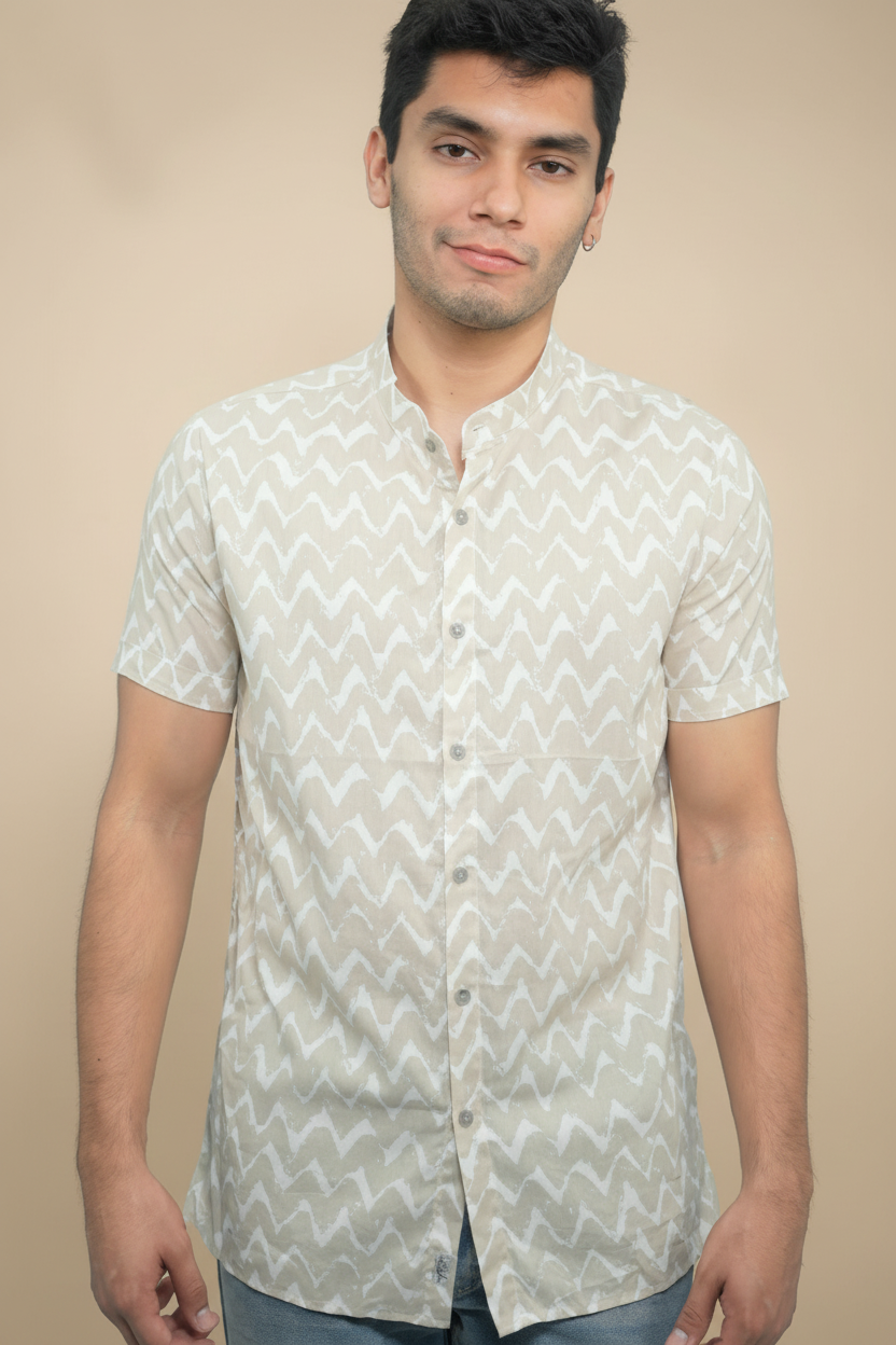 Camisa slim fit de manga corta Fitters Originals con cuello Mao en tela blanca, vista frontal sobre fondo neutro.