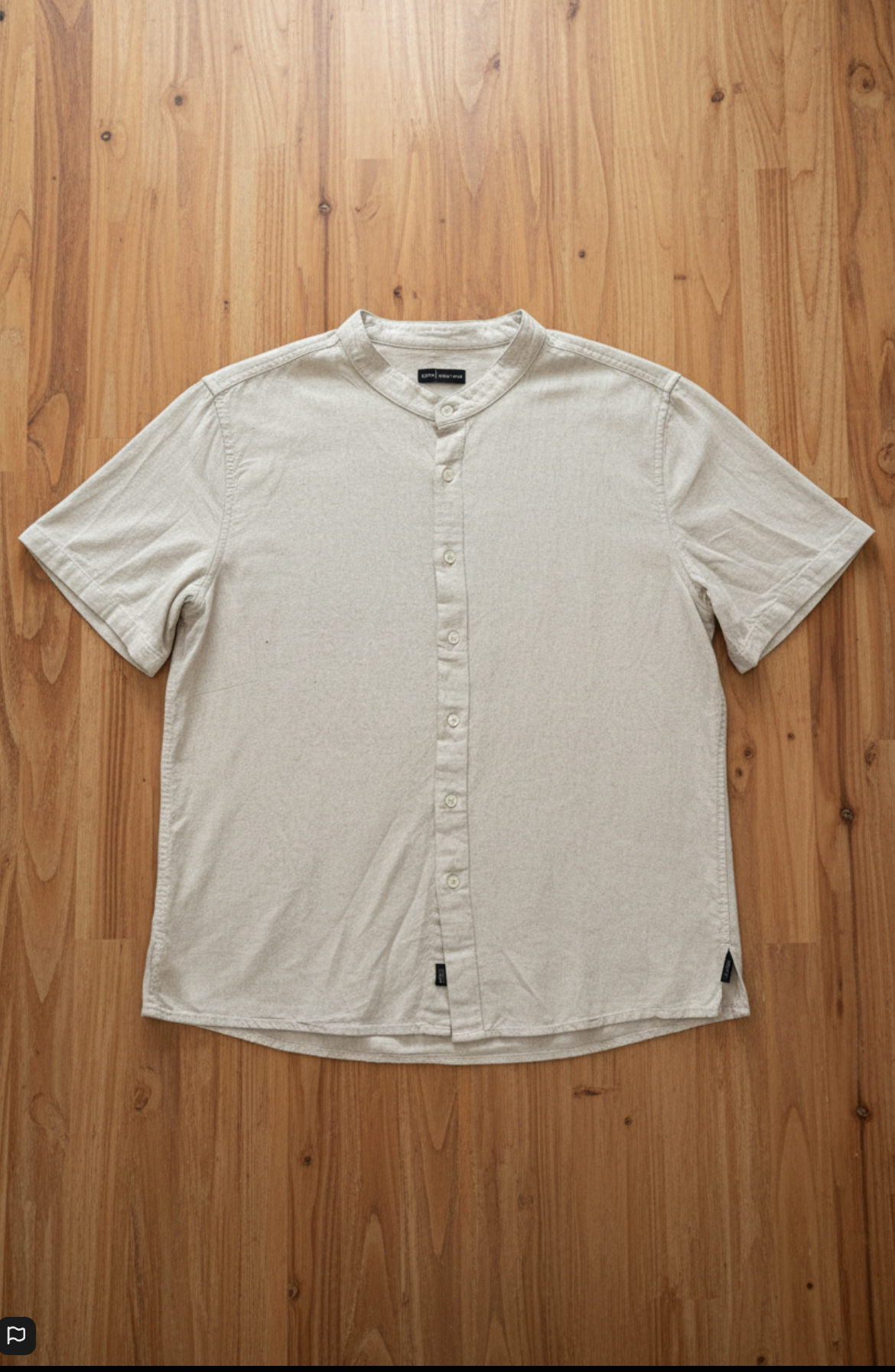 Camisa de manga corta FITTERS ORIGINALS con cuello Mao y ajuste relajado, en color natural, vista frontal de la prenda.