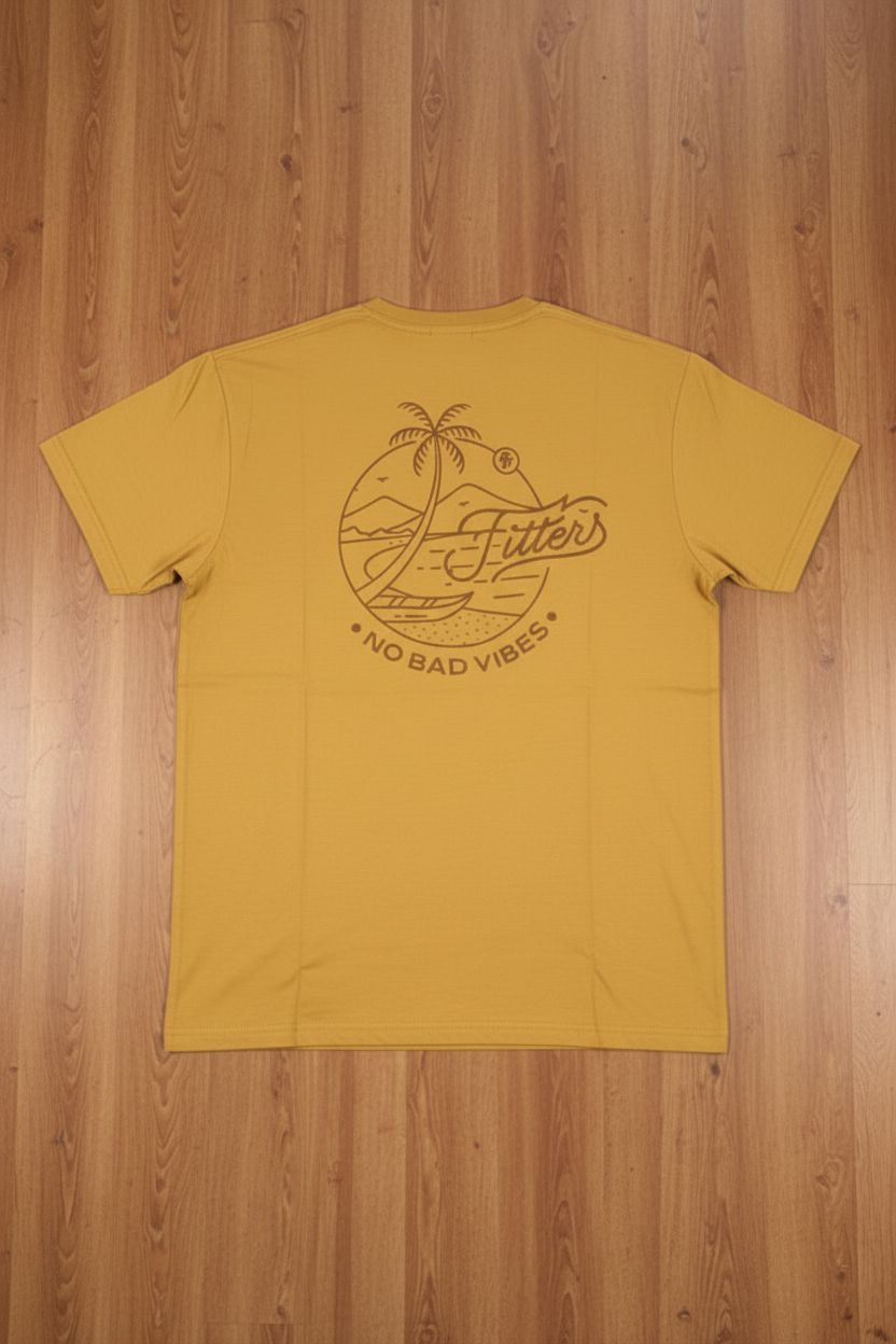 Playera gráfica Fitters Originals NO BAD VIDES en color Arena, con diseño llamativo y estilo casual.