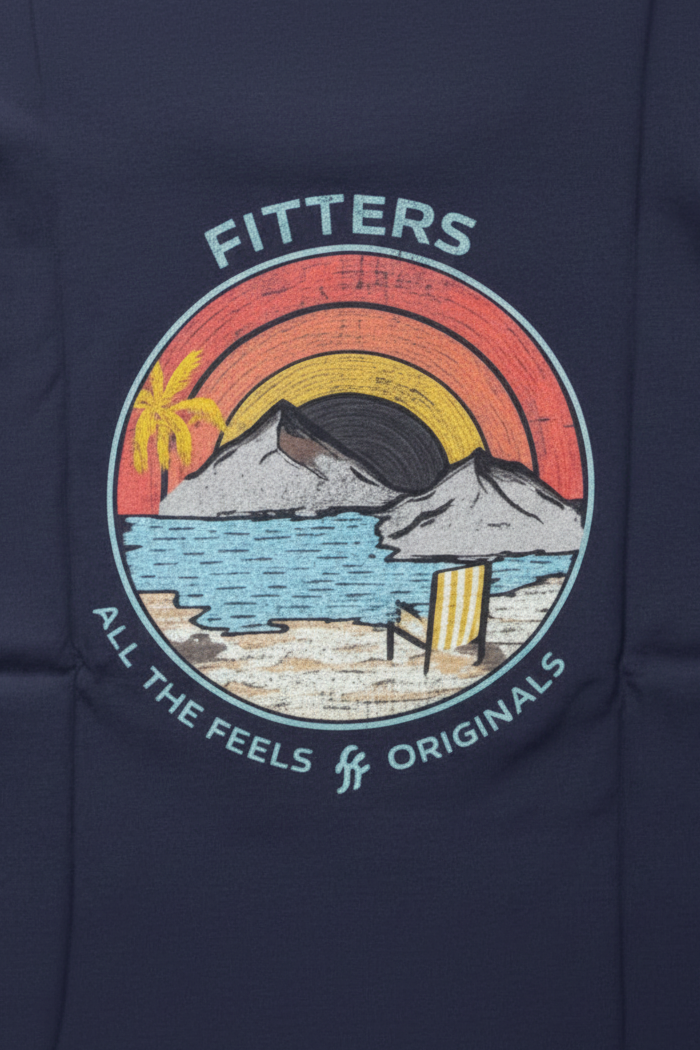 Playera gráfica Fitters Originals Mountain en color denim, con diseño de montañas, para un estilo casual y cómodo.