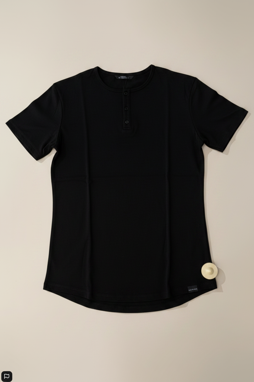 Playera Henley para hombre de Fitters Originals, algodón premium, estilo relajado y cómodo, vista frontal en color neutro.