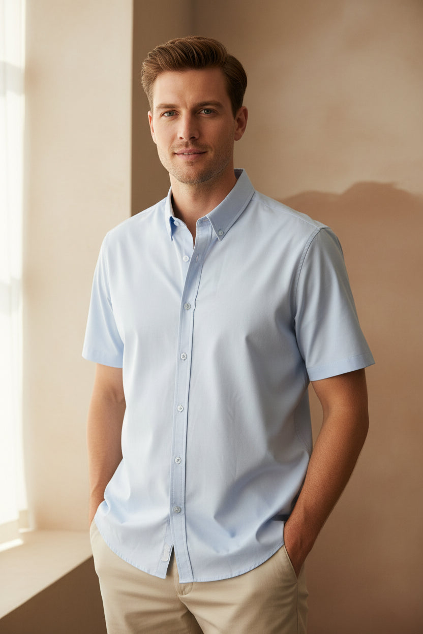 Camisa de manga corta relajada FITTERS ORIGINALS OFFICE 152 en color cielo, estilo casual y cómodo para uso diario.