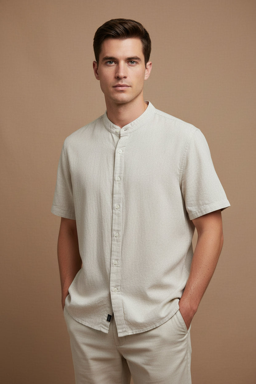 Camisa de manga corta FITTERS ORIGINALS en color natural con cuello Mao y ajuste relajado, vista frontal.