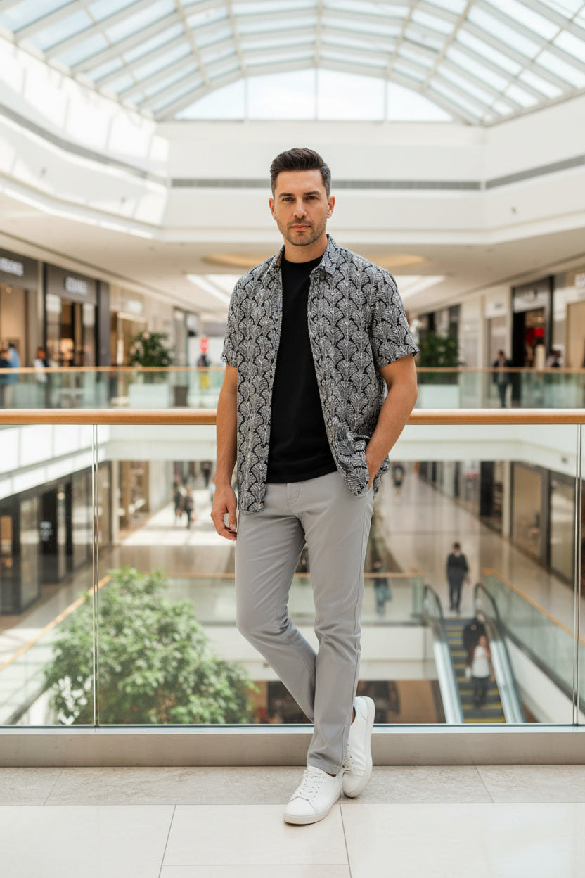 Camisa corta relax fit FITTERS ORIGINALS AMMAN 650 en color negro, estilo slim fit, manga corta, vista frontal.