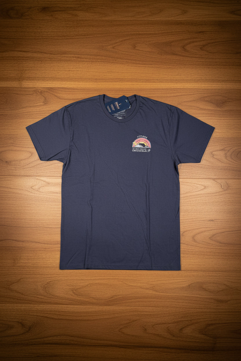 Playera gráfica Fitters Originals Mountain en color denim, con diseño de montaña y estilo casual.