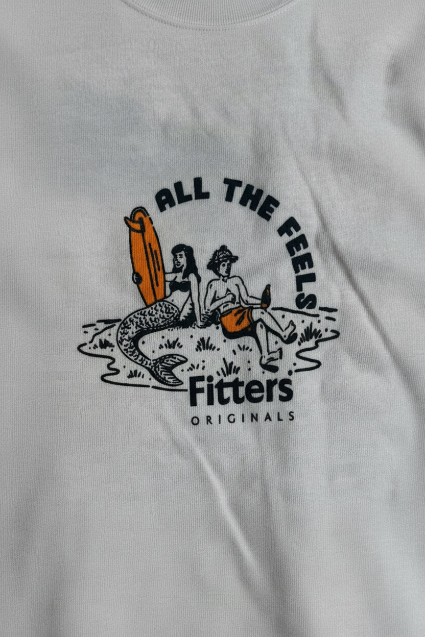 Playera gráfica blanca Fitters Originals Paradise con diseño colorido en el frente, tela suave y ajuste cómodo.