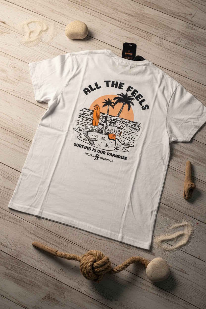 Playera gráfica blanca Fitters Originals Paradise, camiseta de manga corta con diseño colorido y logo en el pecho.