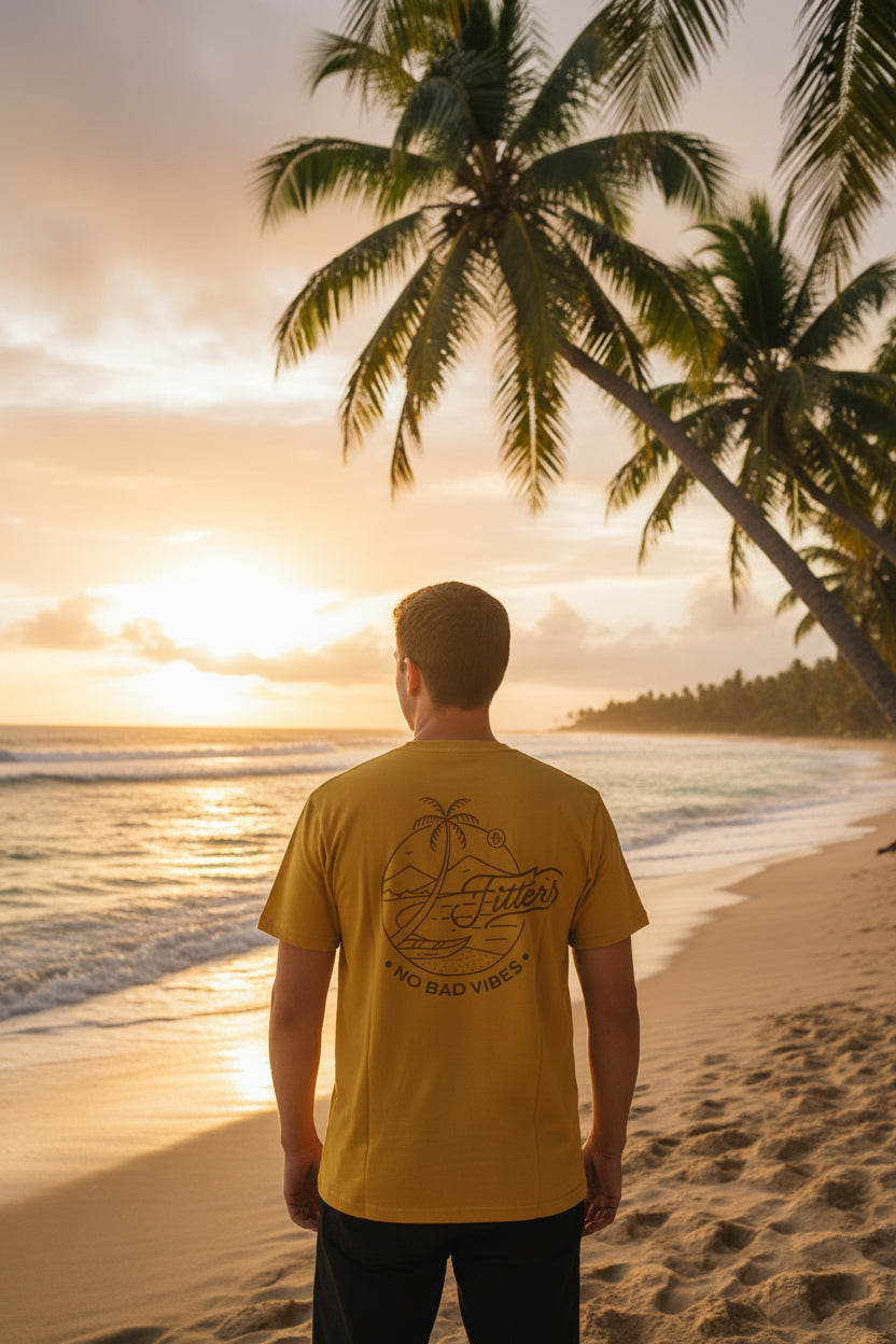 Playera gráfica NO BAD VIDES de Fitters Originals en color Arena, diseño con estilo y detalles visibles en la imagen.