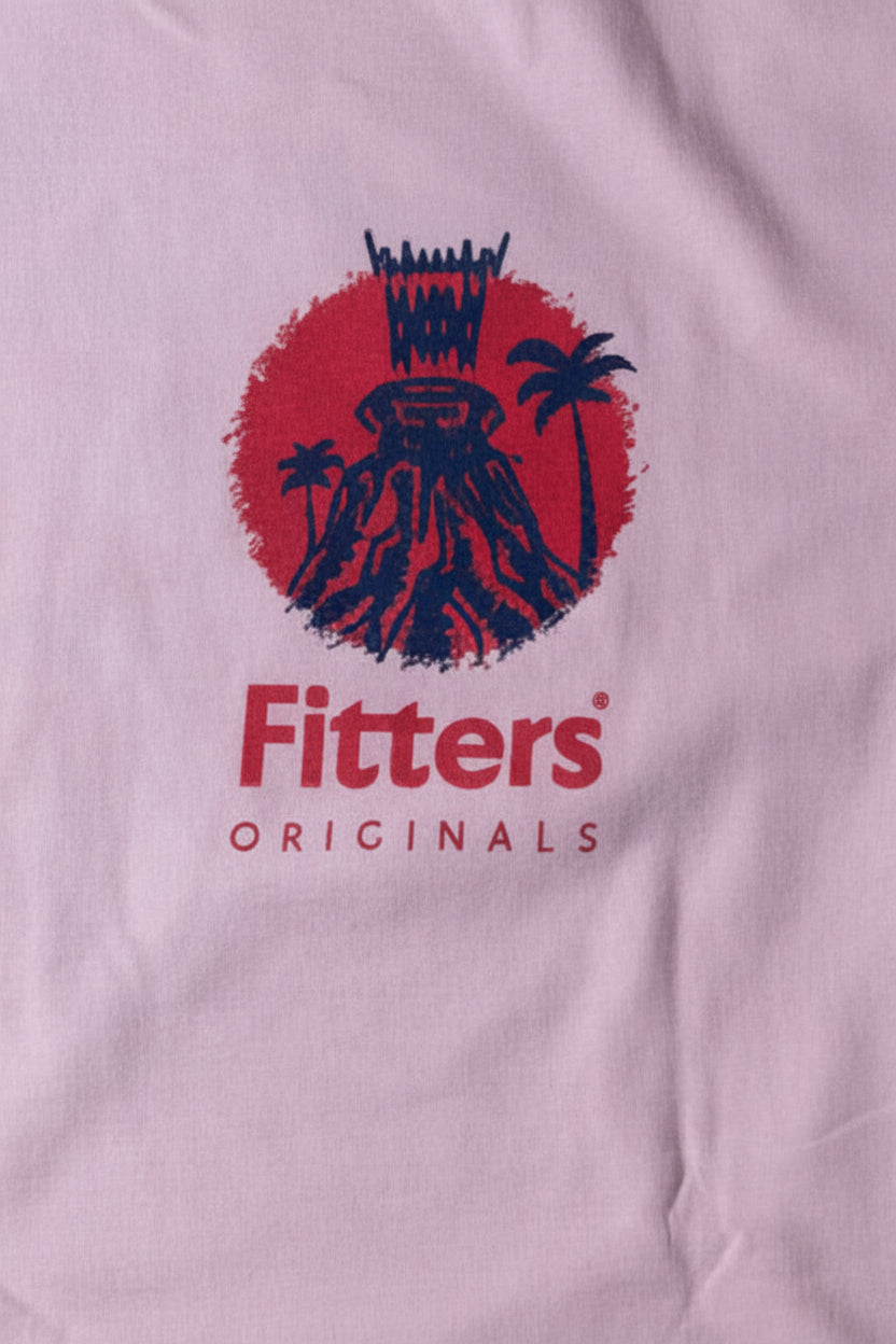 Playera gráfica rosa Surf’s Up de Fitters Originals, camiseta de estilo casual con diseño colorido y estampado llamativo.
