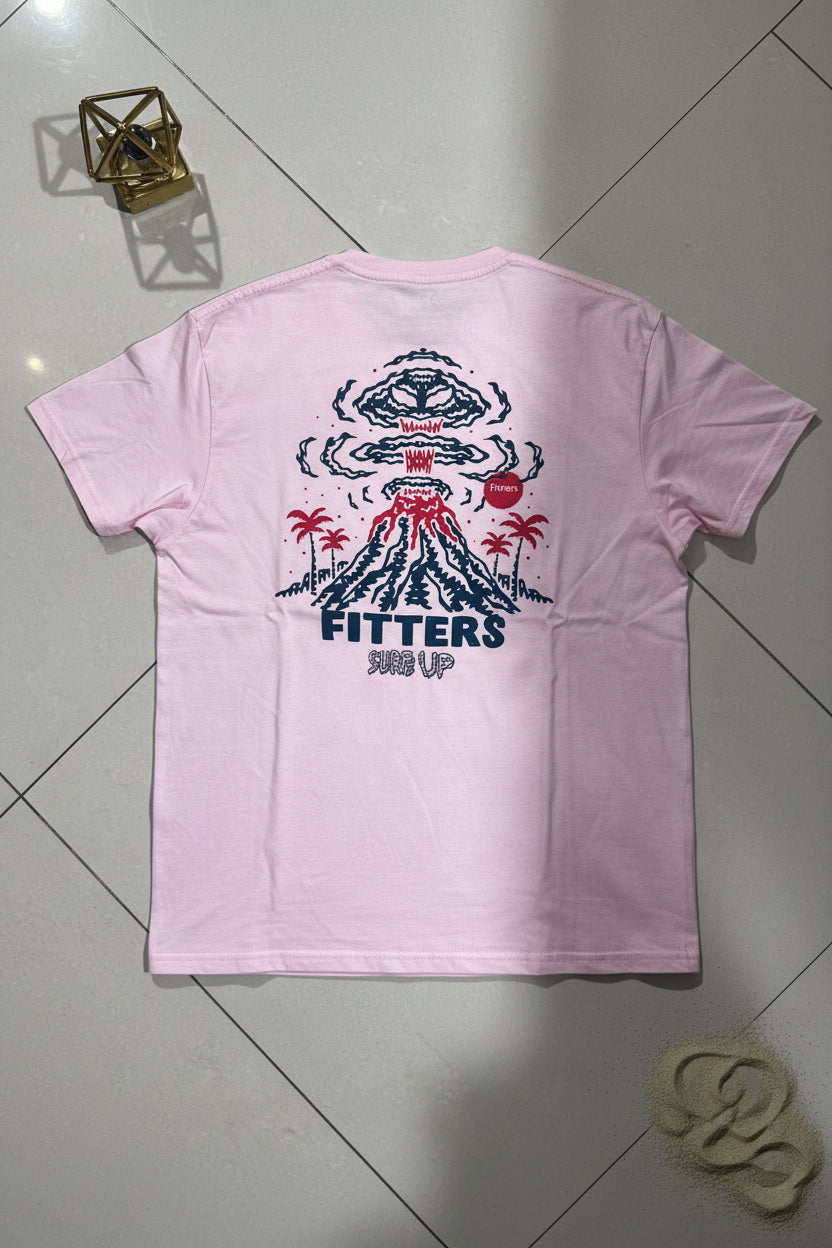 Playera gráfica rosa "Surf's Up" de Fitters Originals, camiseta casual con diseño divertido y color vibrante.
