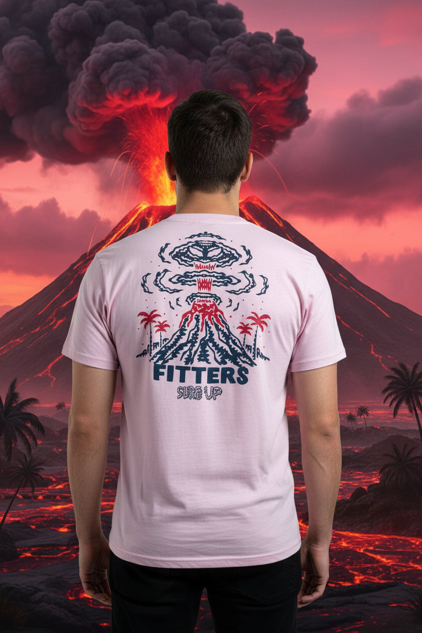 Playera gráfica rosa de Fitters Originals con diseño surf y estilo casual, ideal para un look relajado y moderno.