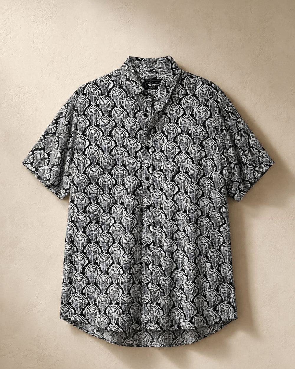 Camisa corta FITTERS ORIGINALS AMMAN 650 en negro, estilo slim fit, manga corta y ajuste relajado, vista frontal.
