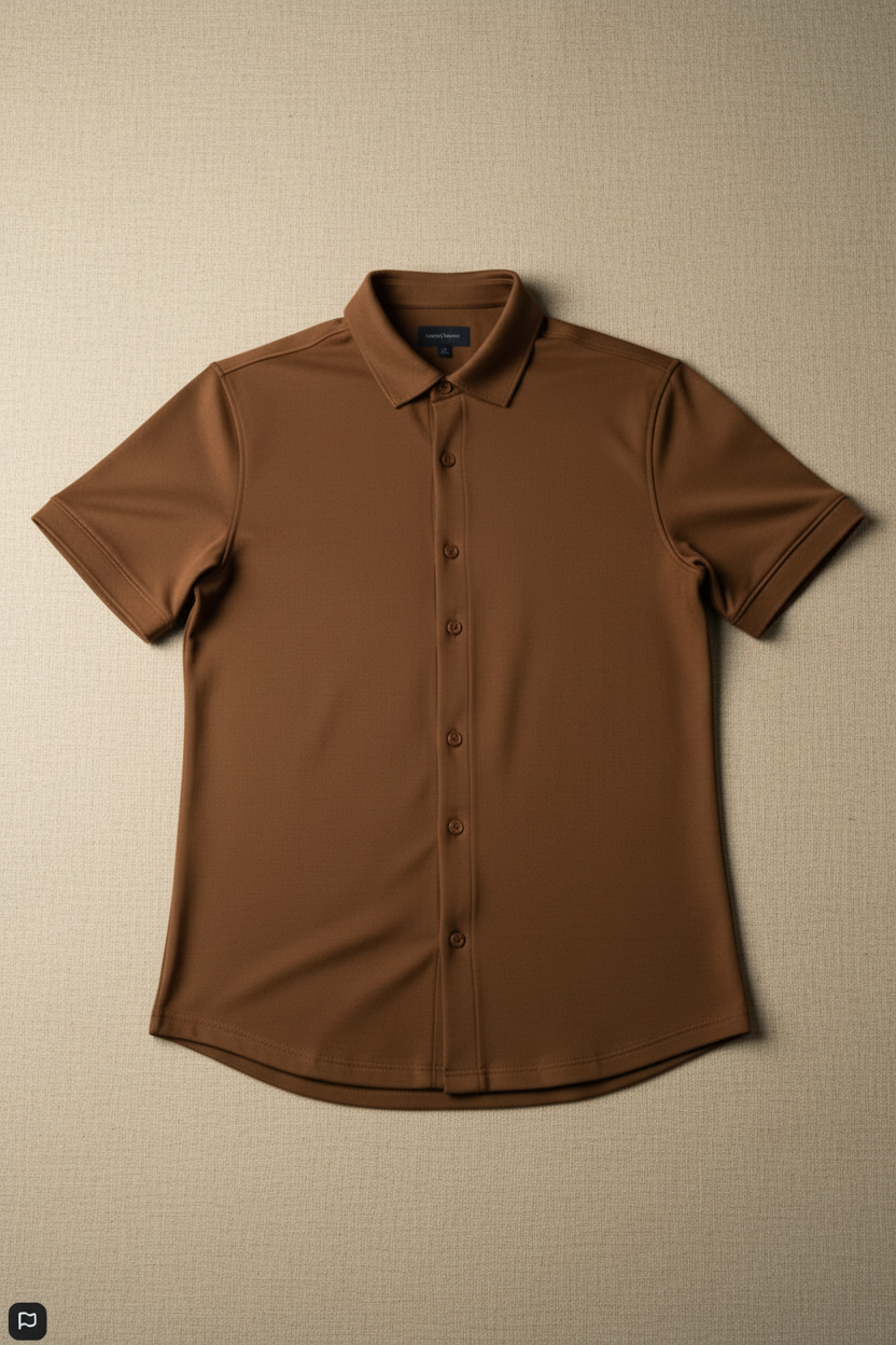 Camisa de manga corta slim fit FITTERS ORIGINALS en color capuchino, diseño moderno y ajustado para un estilo elegante.