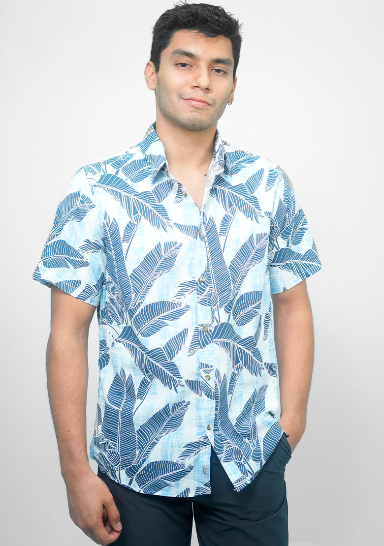 Camisa manga corta relax Fitters Originals en color azul, diseñada para comodidad y estilo casual.
