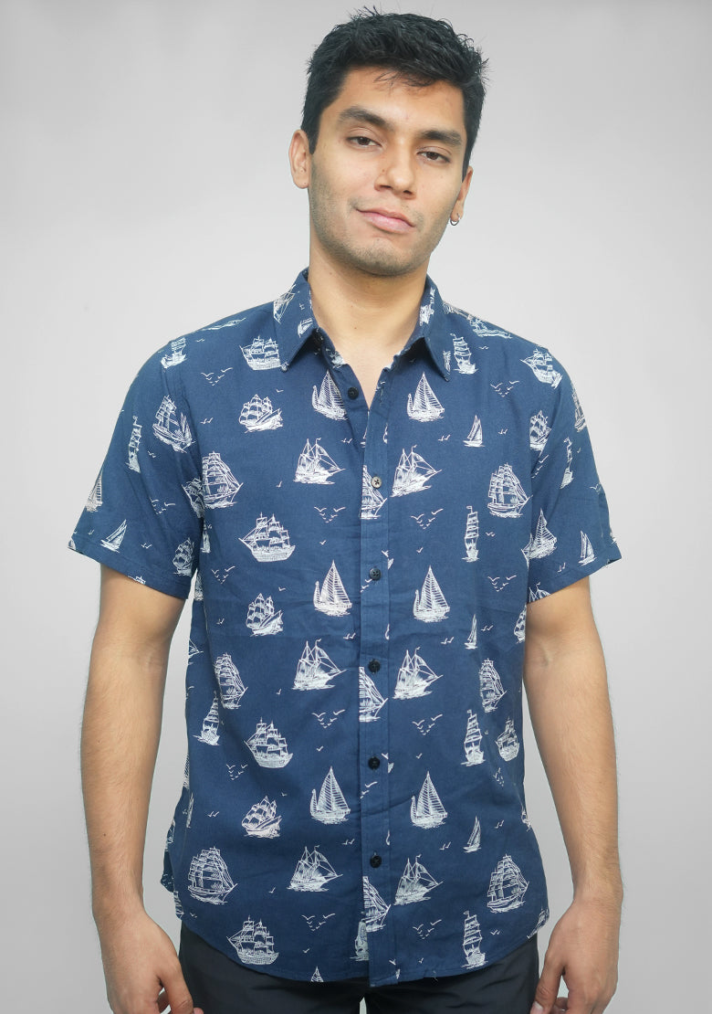 Camisa manga corta relax Fitters Originals MATRA en color marino, tejido cómodo y estilo casual para hombre.