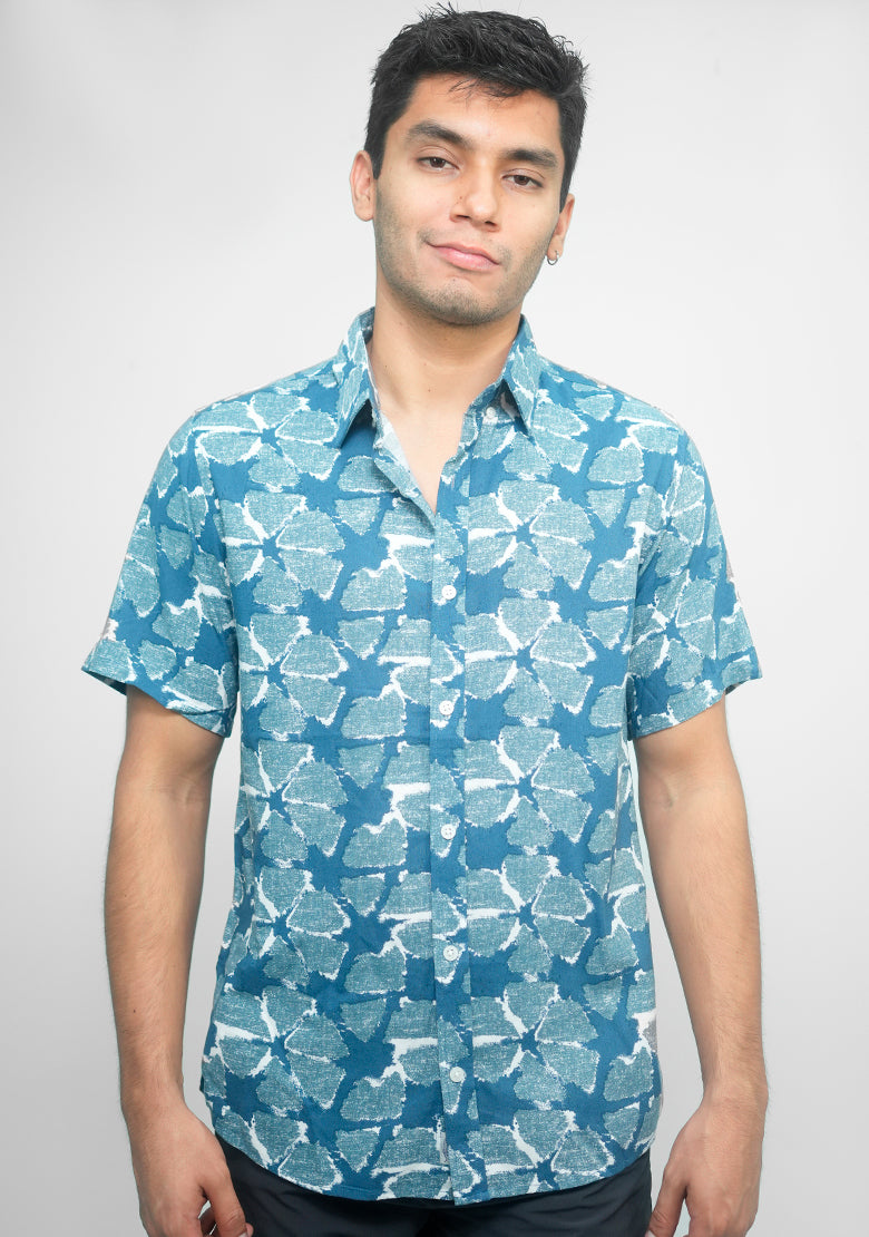 Camisa de manga corta relax Fitters Originals en color marino, con estilo casual y cómodo para uso diario.