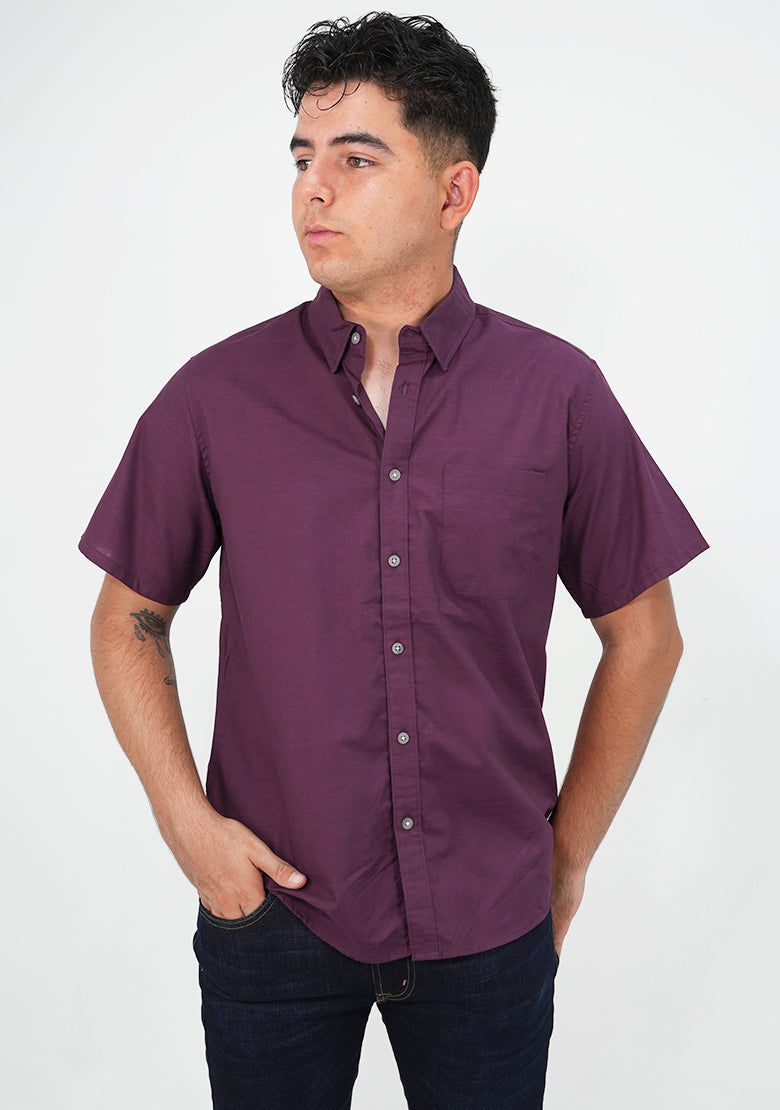 Camisa relax de manga corta de la marca Fitters Originals en color vino, con diseño cómodo y estilo casual.