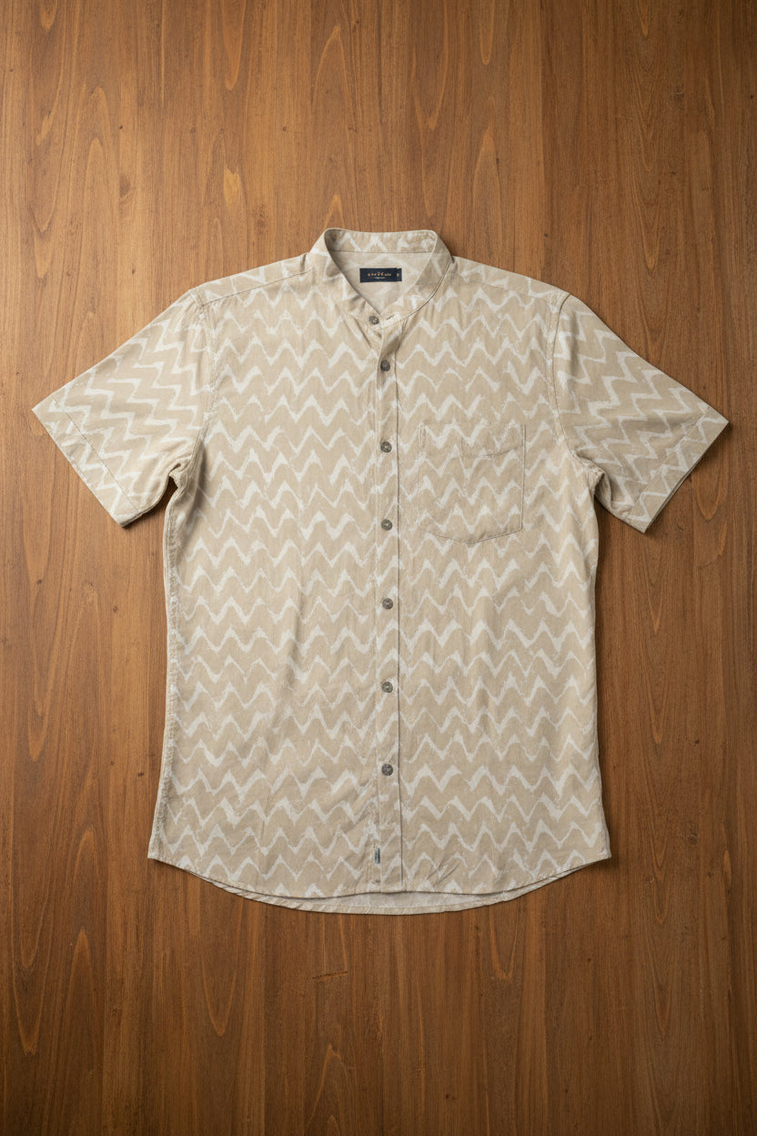 Camisa de manga corta slim fit Fitters Originals en color arena con cuello Mao, diseñada para un estilo moderno y cómodo.