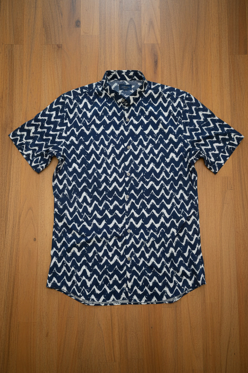 Camisa slim fit de manga corta Fitters Originals en color negro con cuello Mao, perfecta para un estilo elegante y casual