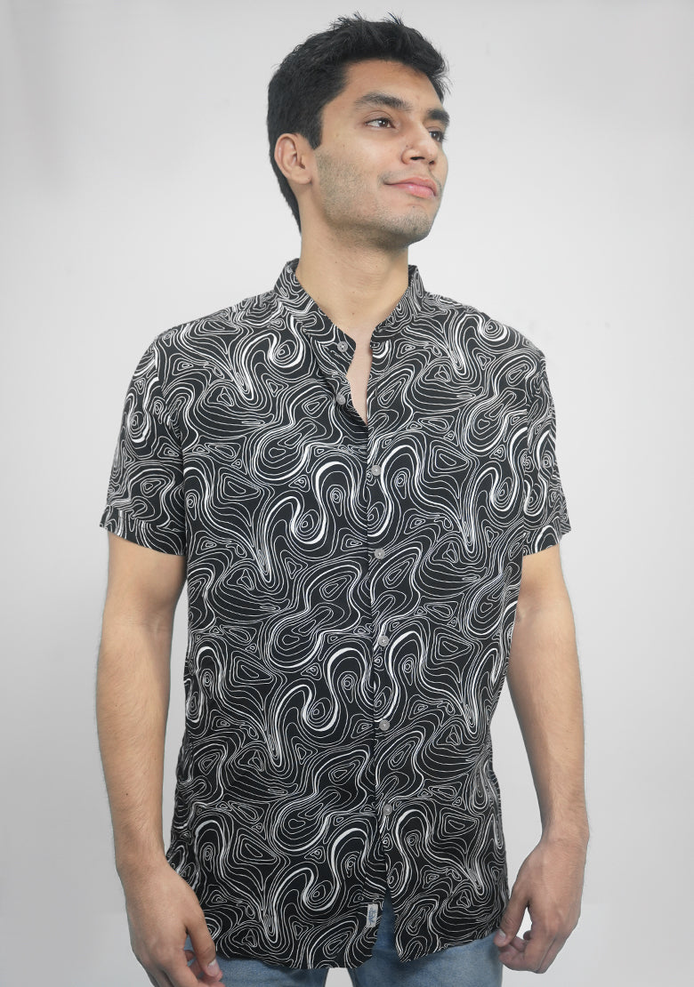 Camisa Slim Fit de manga corta Fitters Originals en color negro con cuello Mao, estilo elegante y moderno para hombre.