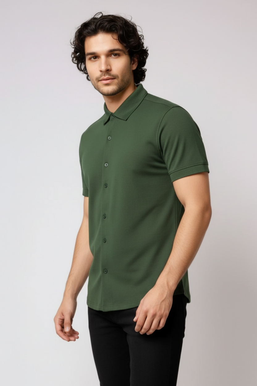 Camisa manga corta Slim Fit FITTERS ORIGINALS en estilo militar con botones, color verde y diseño ajustado.