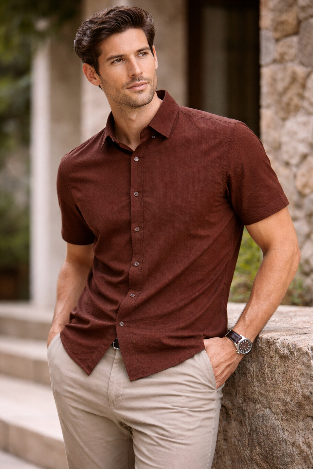 Camisa Slim Fit de manga corta FITTERS ORIGINALS en color vino, estilo casual para hombre, vista frontal.