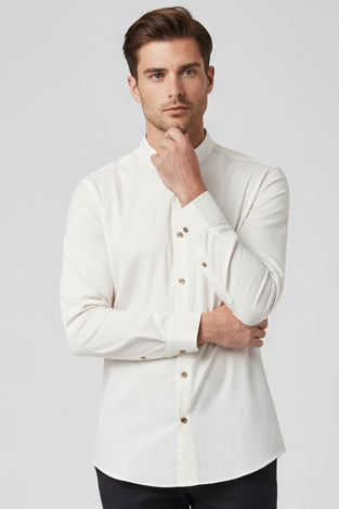 Camisa de manga larga FITTERS ORIGINALS con cuello Mao en color blanco off-white, ajuste slim fit, vista frontal.