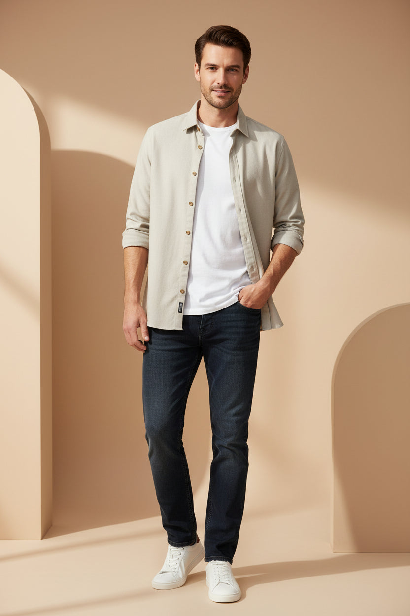 Camisa de manga larga slim fit para hombre de FITTERS ORIGINALS, sobrecamisa ligera en tono taupe, estilo casual y moderno.