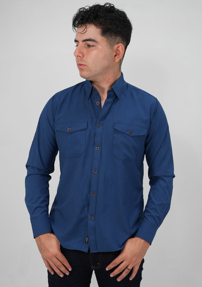 Camisa de manga larga slim fit de la marca Fitters Originals en color marino, con diseño ajustado y detalles elegantes.