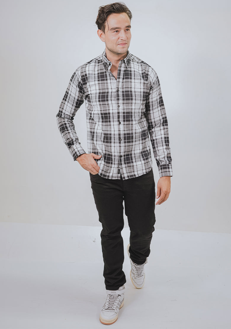Camisa BENGAL de manga larga slim fit de la marca Fitters Originals en color negro, con diseño elegante y moderno.