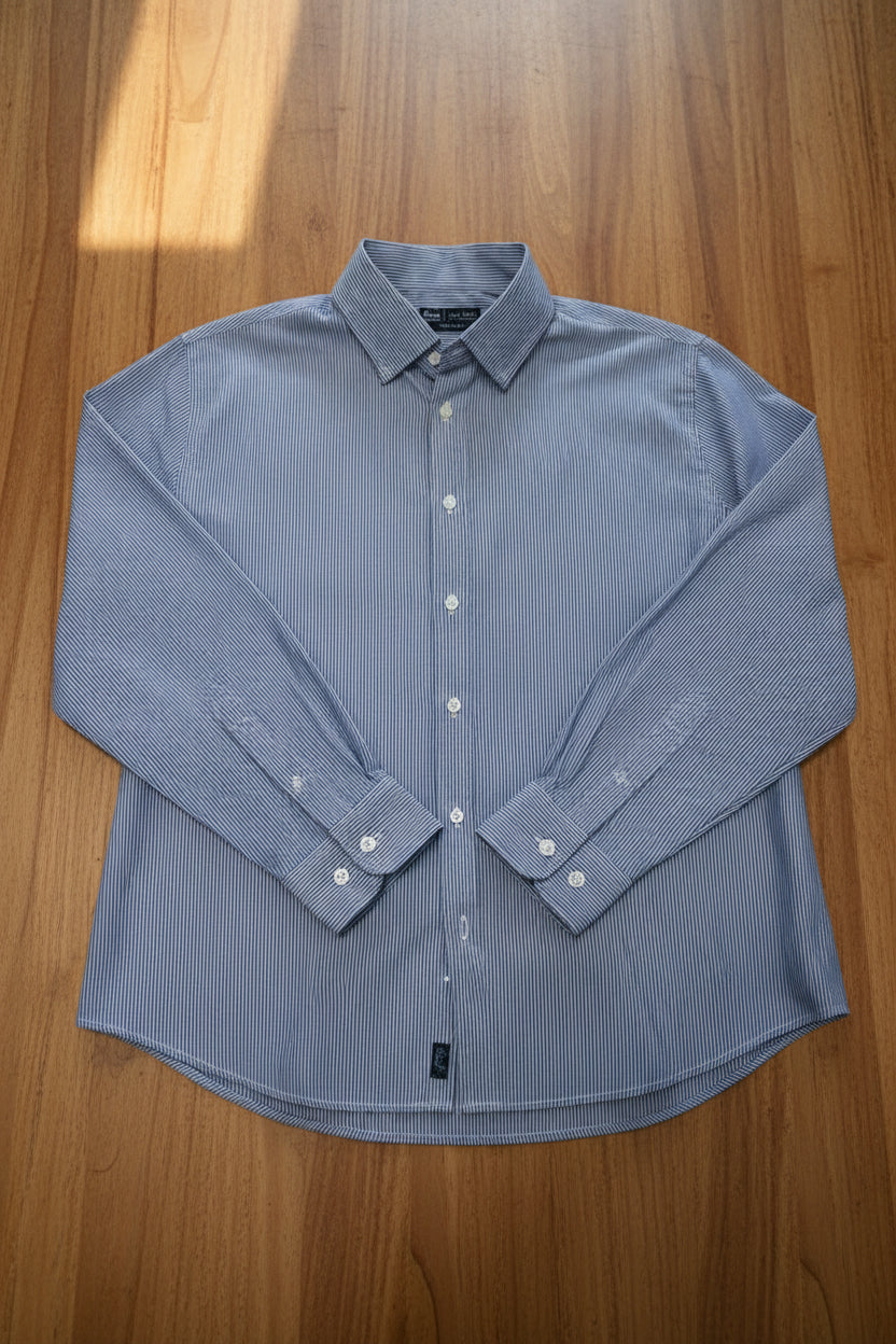 Camisa de manga larga slim fit de rayas marino de la marca Fitters Originals, vista frontal sobre fondo blanco.