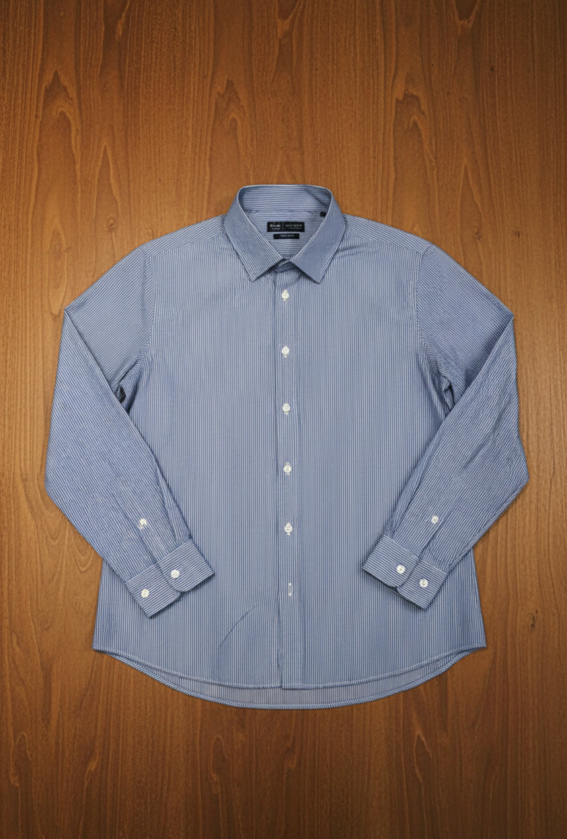 Camisa manga larga slim fit Regal de FITTERS ORIGINALS en azul oxford, tela suave y diseño ajustado para un estilo elegante.