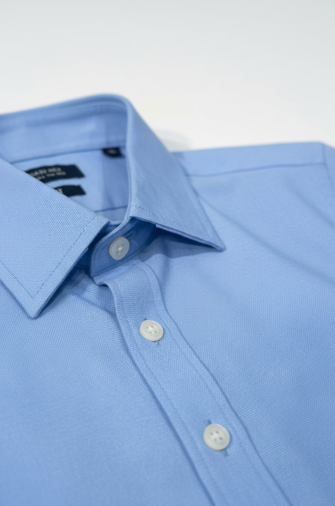 Camisa de manga larga slim fit Regal de FITTERS ORIGINALS en color azul oxford, con cuello y botones visibles.