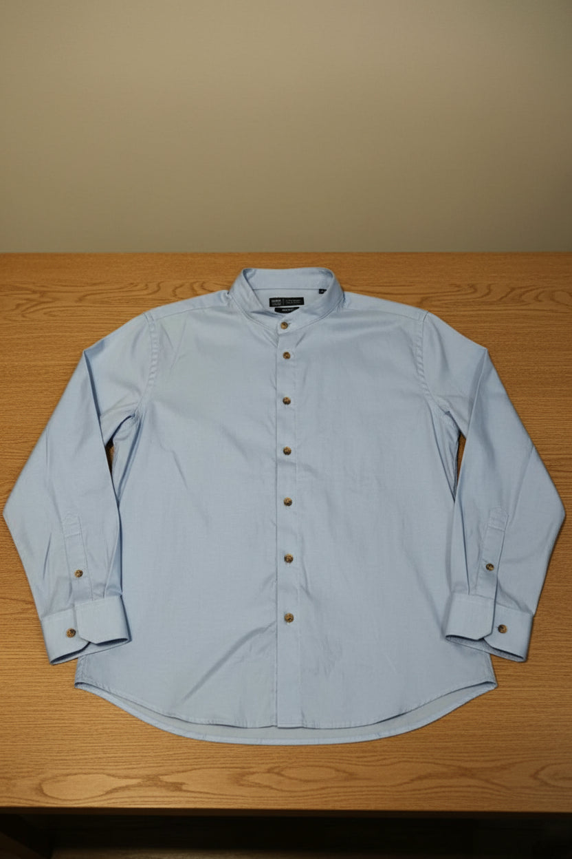 Camisa de manga larga slim fit de FITTERS ORIGINALS en color azul cielo, con ajuste ajustado y diseño moderno.