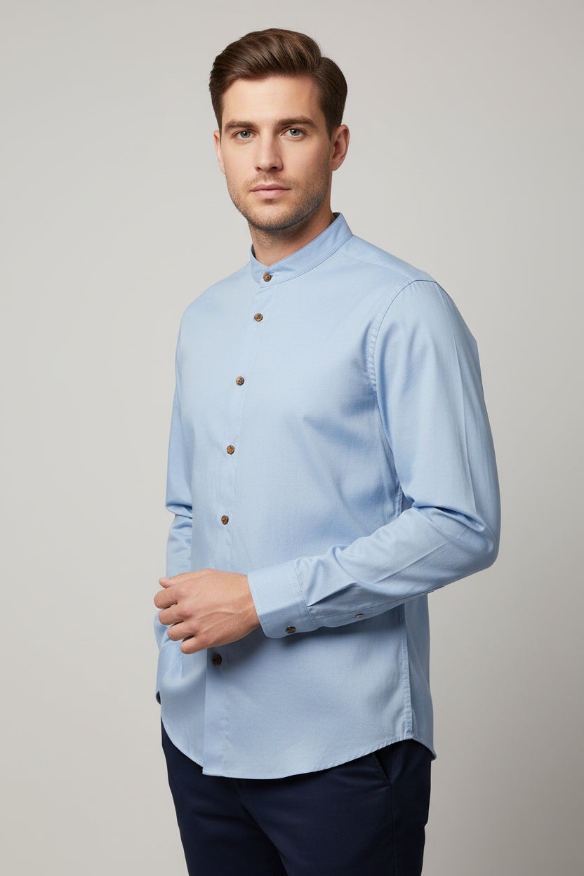 Camisa de manga larga slim fit de FITTERS ORIGINALS en color azul cielo, vista frontal en estilo elegante y ajustado.