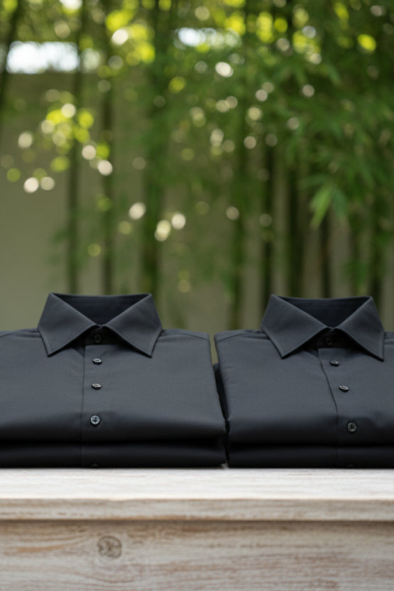 Camisa de manga larga slim fit de bambú negro de la marca Fitters Originals, vista en primer plano.