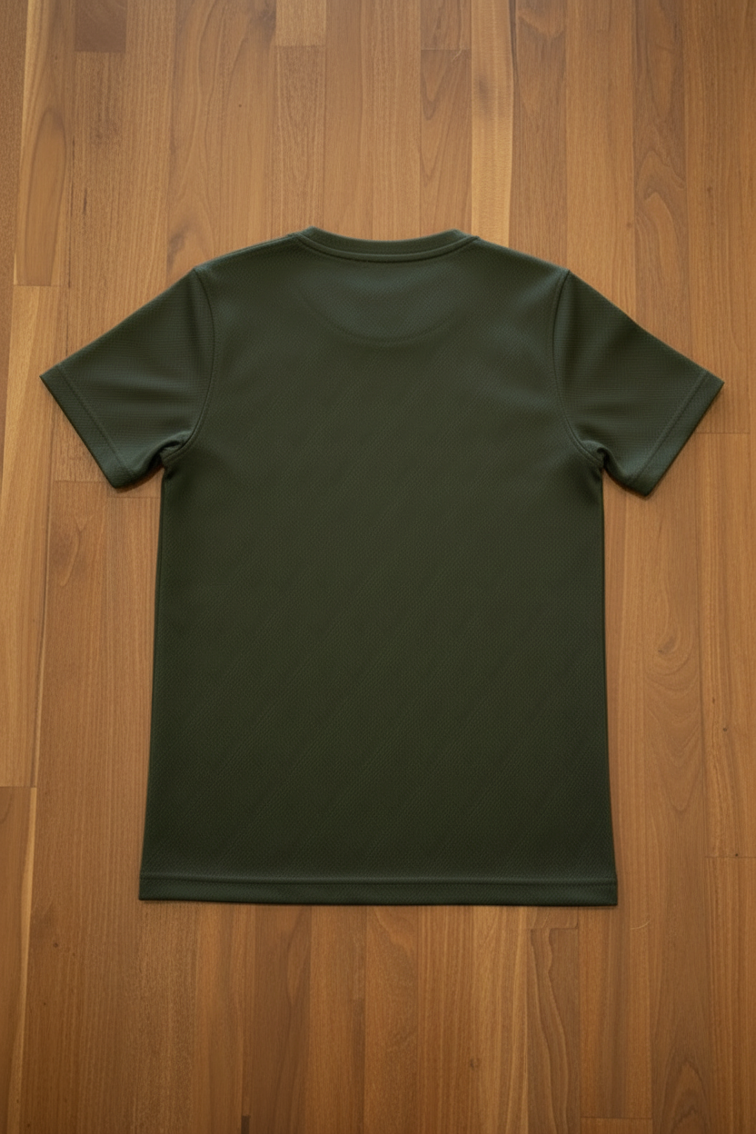 Playera JAGUAR contempo de Fitters Originals con cuello redondo, estilo militar, en color verde militar, vista frontal.