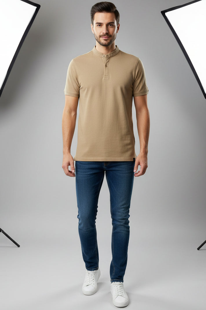 Polo FITTERS ORIGINALS de manga corta en cuello Mao, en colores beige y vino, mostrando el diseño del polo Holbox.
