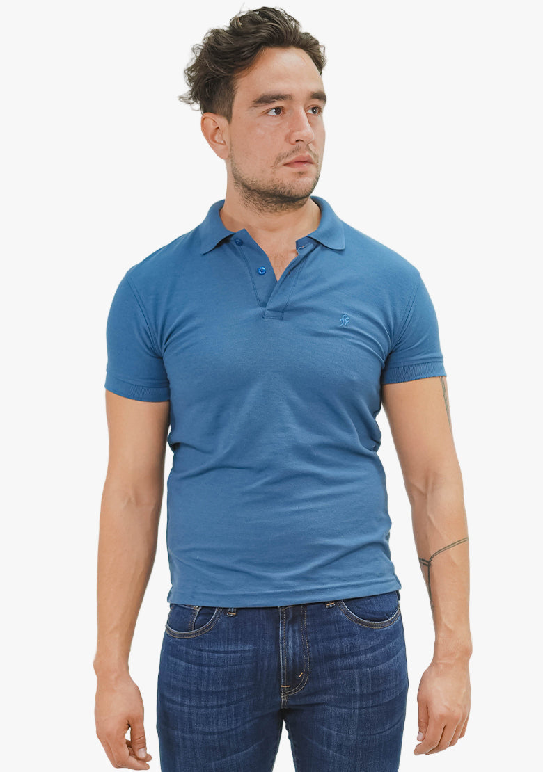 Polo Fitters Originals Panthera en color pizarra, con diseño clásico y detalles en el cuello y mangas.