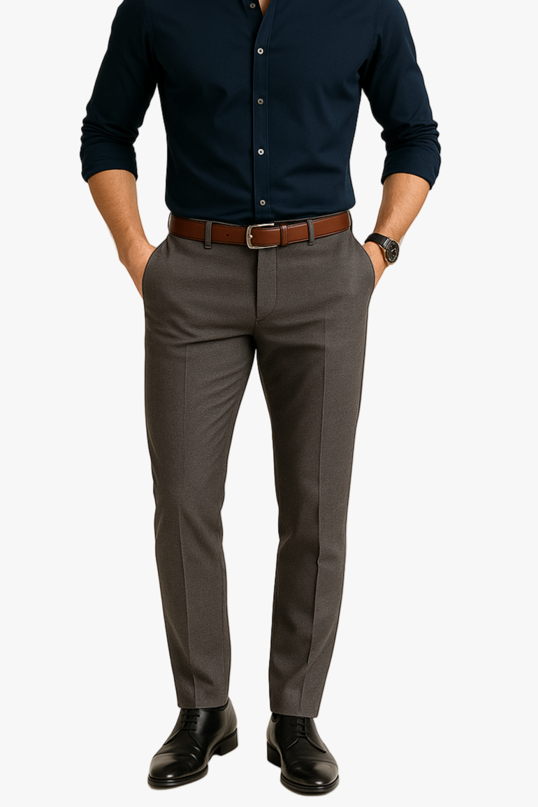 Pantalón chino slim casual de color arena de la marca IF FITTERS ORIGINALS, vista frontal con bolsillos y cinturilla.