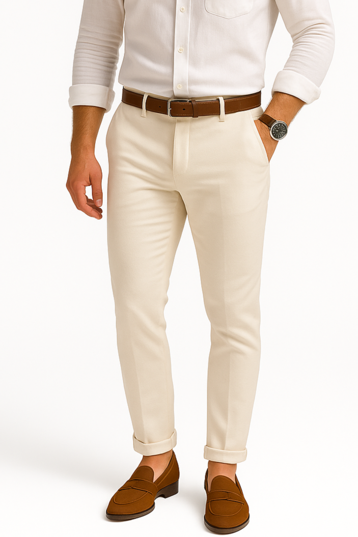 Pantalón chino slim casual de color arena de la marca IF FITTERS ORIGINALS, visible en la imagen con ajuste ajustado y estilo moderno.