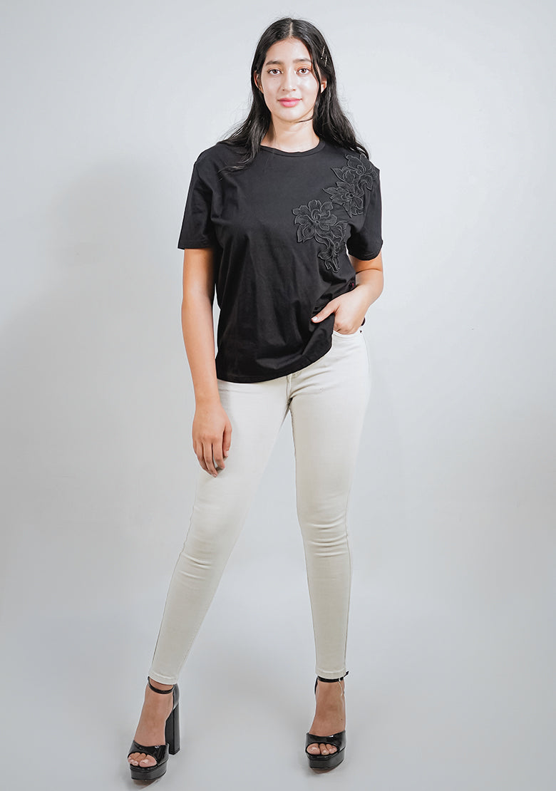 Blusa negra de la marca Instyle F. con diseño elegante y detalles en la parte superior, vista frontal.