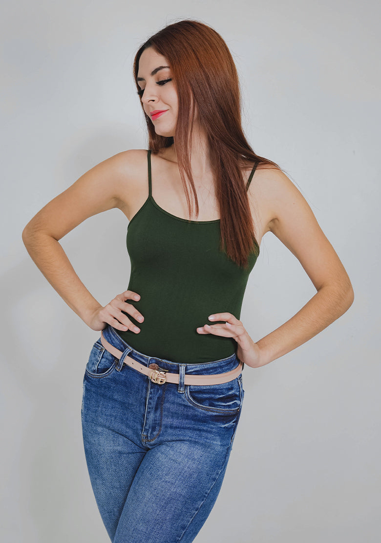 Blusa tirante de color oliva de la marca Instyle F., vista frontal con detalles de tela ligera y estilo casual.