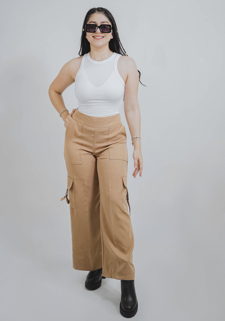 Pantalón para dama Instyle F. en color kaki, estilo casual, con detalles de costura en la parte superior.
