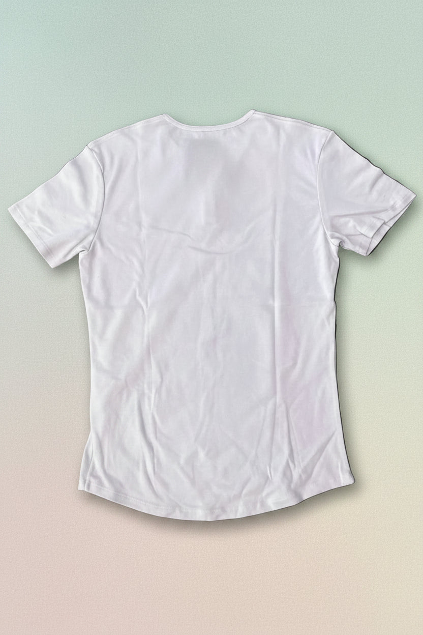 Playera Henley blanca para hombre de Fitters Originals, algodón premium, con fit relajado y dos botones en la parte trasera.