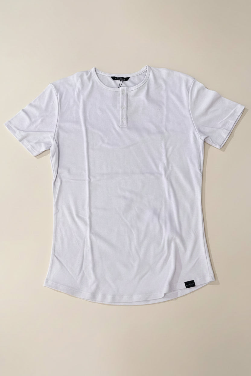 Playera Henley blanca para hombre de Fitters Originals, con dos botones y ajuste relajado en algodón premium.